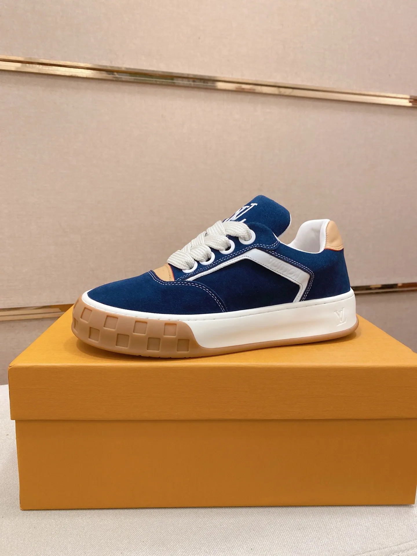 Factory price: 480💰 LV 🫏The colorful interpretation of BUTTERSOFT sneakers combines sheepskin, The colorful interpretation of LV BUTTERSOFT sneakers combines sheepskin and calfskin for a super soft feel. Designed by Pharrell Williams, this '60s-inspired shoe features a padded upper that's been crafted by Louis Vuitton craftsmen to further enhance the comfort of the leather. In addition to the LV initials, it features multiple signatures, including natural leather trim and an embossed pattern of Pharrell Williams and lobster on the side, referencing the Fall/Winter 2025 men’s show. A must-have artifact for fashionistas✅ Code number 38-44